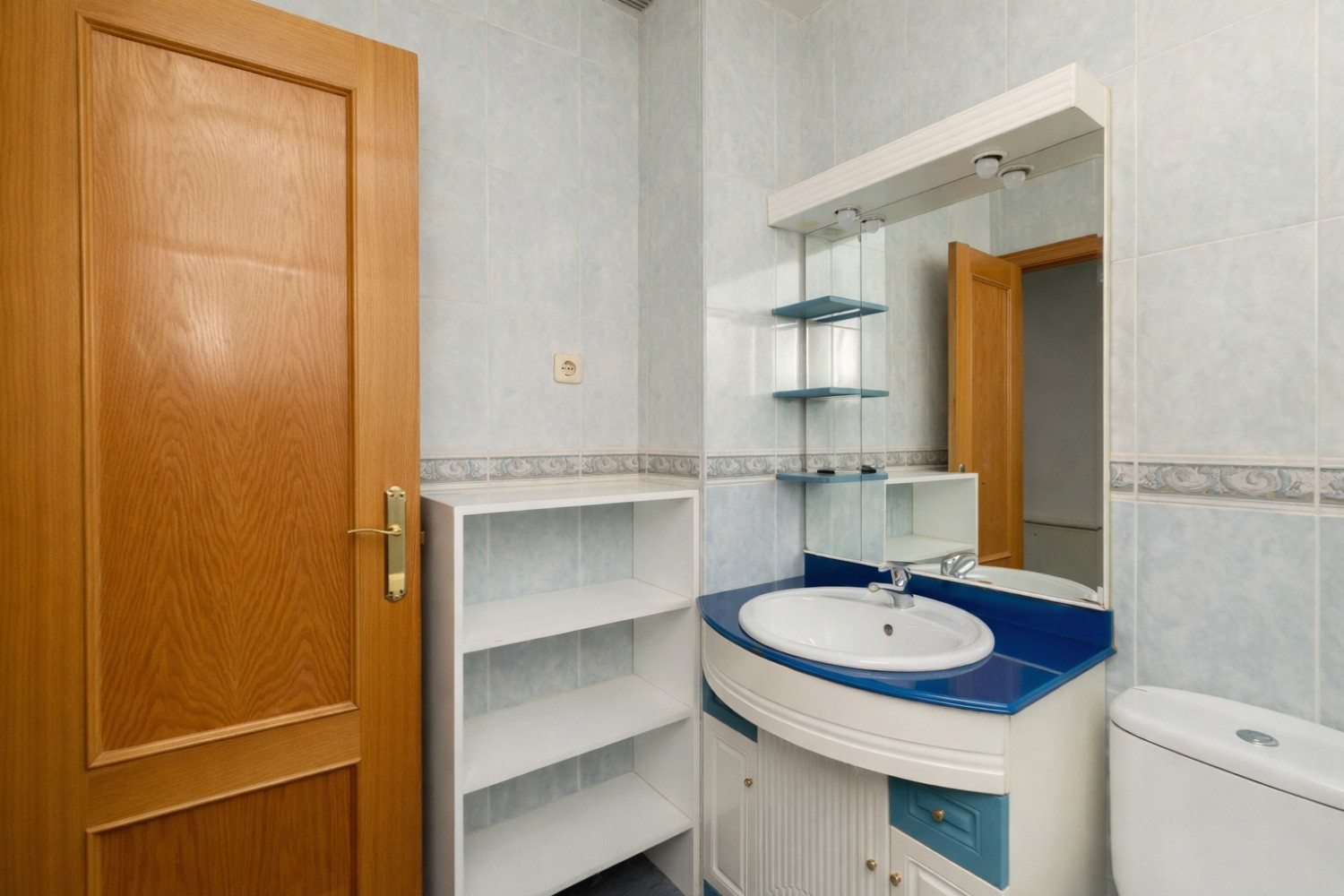 How Custom Bathroom Vanities Maximize Storage in Small Bathrooms